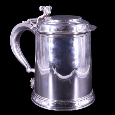 Lot 902 - An Edwardian oversized silver lidded tankard...