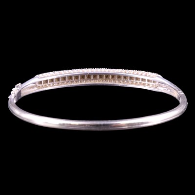 Lot 1517 - An emerald and diamond hinged bangle,...