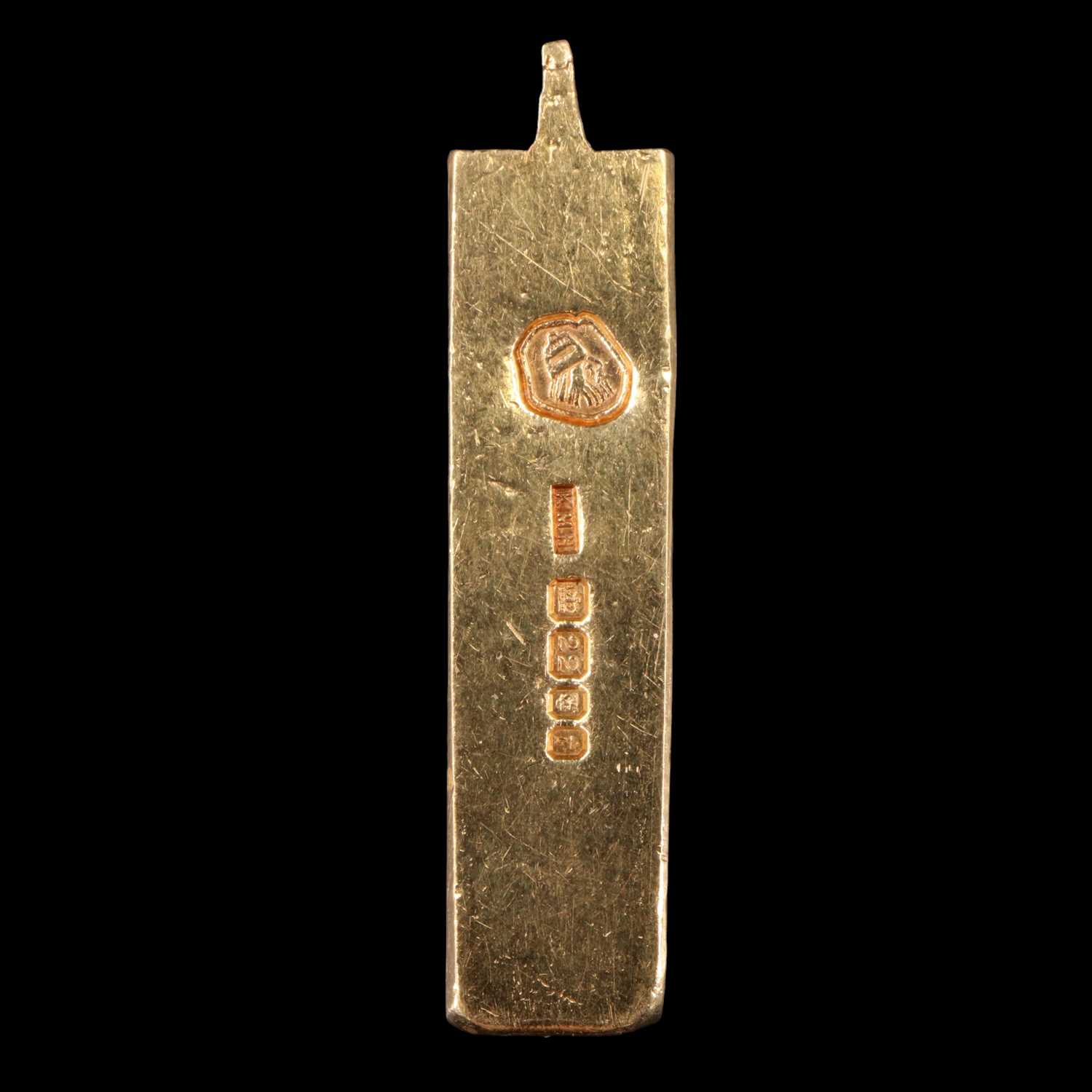 Lot 1518 - A 22 ct gold ingot pendant, London, 1974, 33.9 g
