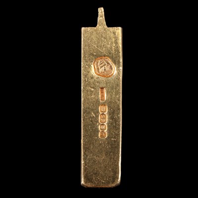 Lot 1518 - A 22 ct gold ingot pendant, London, 1974, 33.9 g