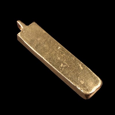 Lot 1518 - A 22 ct gold ingot pendant, London, 1974, 33.9 g
