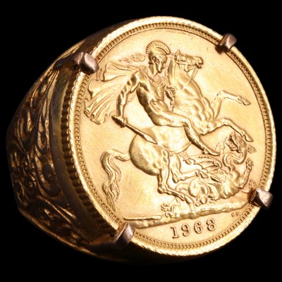 Lot 1667 - A 1968 sovereign coin ring, 12.2 g