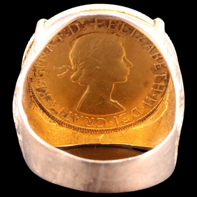 Lot 1667 - A 1968 sovereign coin ring, 12.2 g