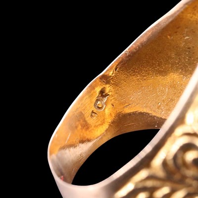 Lot 1667 - A 1968 sovereign coin ring, 12.2 g