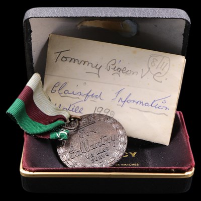 Lot 195 - A PDSA Dickin medal awarded to the homing...