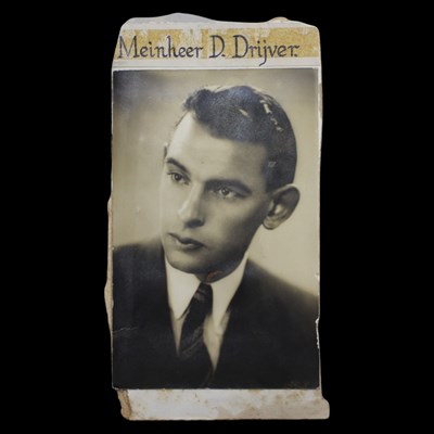 Lot 195 - A PDSA Dickin medal awarded to the homing...