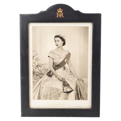 Lot 586 - [Autograph] A pair of Royal presentation...
