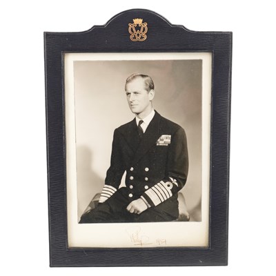 Lot 586 - [Autograph] A pair of Royal presentation...