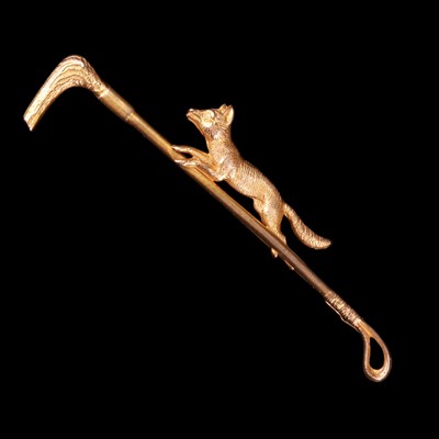 Lot 1248 - A vintage 9 ct yellow metal hunting-themed bar...