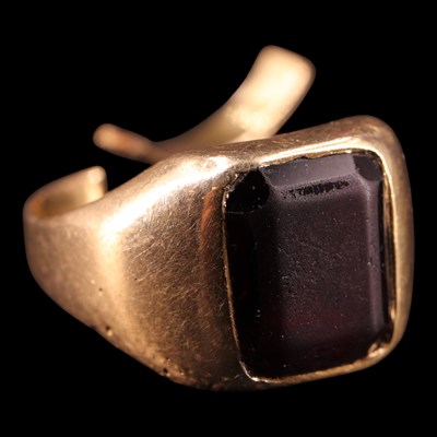 Lot 1254 - A black onyx and 14-15 ct gold signet ring,...