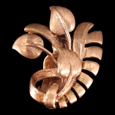 Lot 1256 - A late 1960s 9 ct gold clip-on earring, 2.9 g