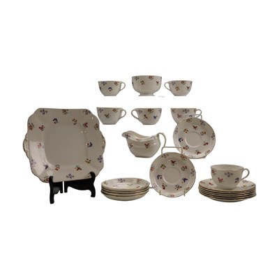 Lot 1095 - An early-to-mid 20th Century English porcelain...