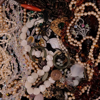 Lot 1439 - A quantity of vintage costume...