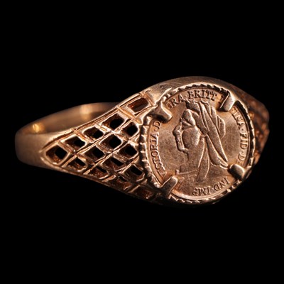 Lot 1232 - An early 1990s 9 ct gold faux coin ring, Q, 1.5 g