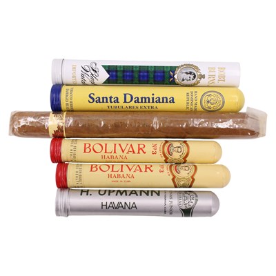 Lot 746 - A small quantity of cigars, including two...