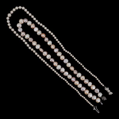Lot 1440 - A vintage single-strand pearl necklace with...