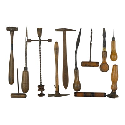 Lot 717 - A quantity of vintage wooden-handled...