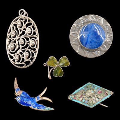 Lot 1303 - A group of vintage jewellery, including a 1902...