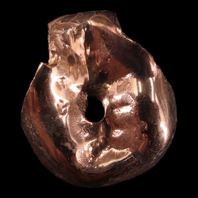 Lot 1220 - An 18-22 ct yellow metal dental crown, 1.4 g