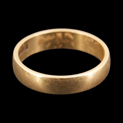 Lot 1293 - A late 1970s 18 ct gold wedding band, M, 3.1 g