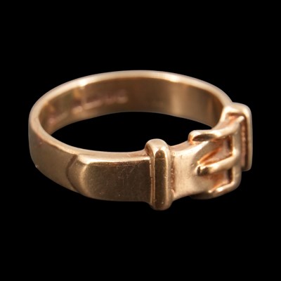 Lot 1295 - A late 1970s 9 ct gold buckle ring, I, 3.1 g