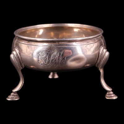 Lot 1163 - A George III cauldron-form silver salt...