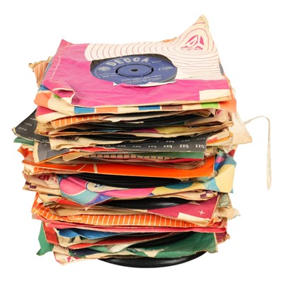 Lot 850 - A quantity of 1960s vinyl singles, including...