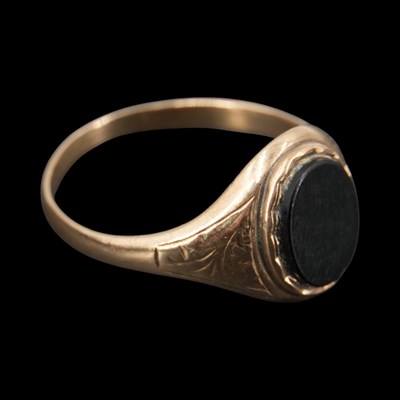 Lot 1236 - A mid 1980s onyx signet ring, having a vacant...