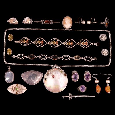 Lot 1354 - A quantity of silver / white metal...