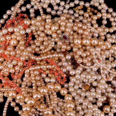 Lot 1356 - A quantity of freshwater and other pearl...