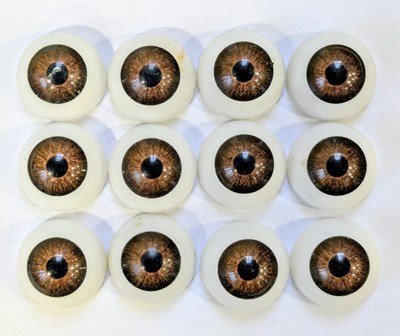 Lot 913 - A group of vintage plastic half-round doll...