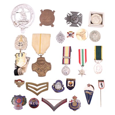 Lot 734 - A group of military and civilian badges and...