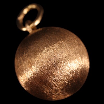 Lot 1367 - An 18 ct yellow metal frosted orb pendant or...