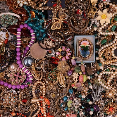 Lot 1444 - A quantity of largely contemporary costume...