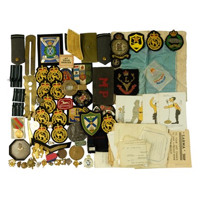 Lot 335 - Sundry items of militaria