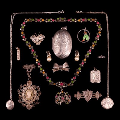 Lot 1385 - A quantity of antique and vintage silver /...