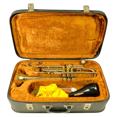 Lot 859 - A cased Corton trumpet with accessories