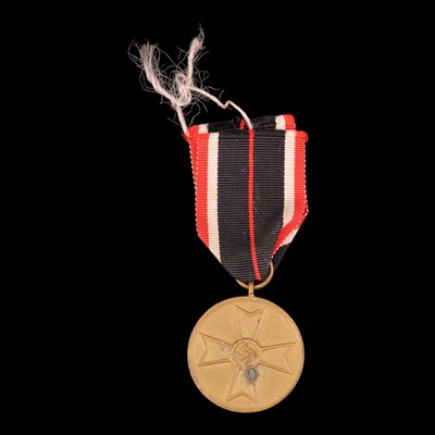 Lot 250 - A German Third Reich War Merit medal