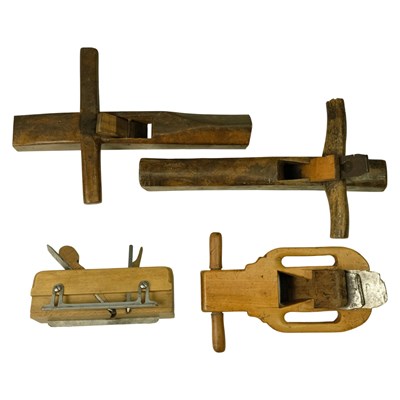 Lot 693 - Antique woodworkers' smoothing and other planes