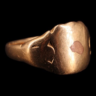 Lot 1414 - A Belle Epoque 18 ct gold signet ring, Q/R, 6.3 g