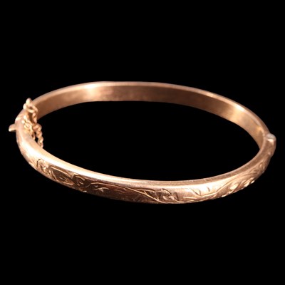 Lot 1417 - A 9 ct gold hinged bangle, of D-section,...