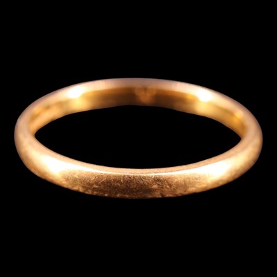 Lot 1418 - A 22 ct gold band, O, 2.6 g