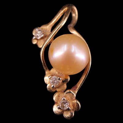 Lot 1423 - A pearl and 14 ct yellow metal pendant, the 7...