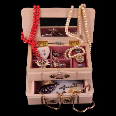 Lot 1430 - A jewellery box and costume jewellery