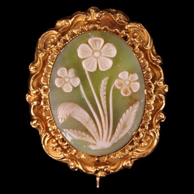 Lot 1403 - A William IV hardstone cameo and gold locket...