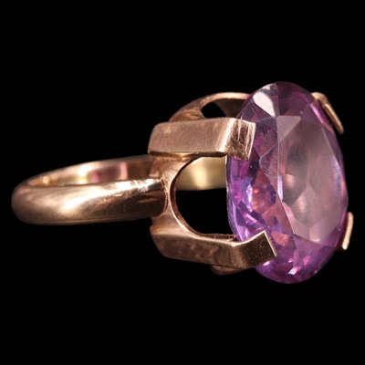 Lot 1408 - A pink sapphire and 9 ct yellow metal cocktail...