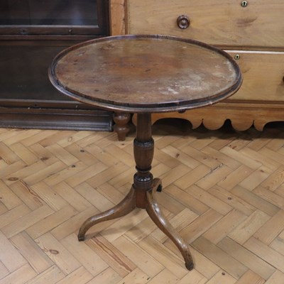 Lot 1619 - A George III mahogany tray-topped snap-top...