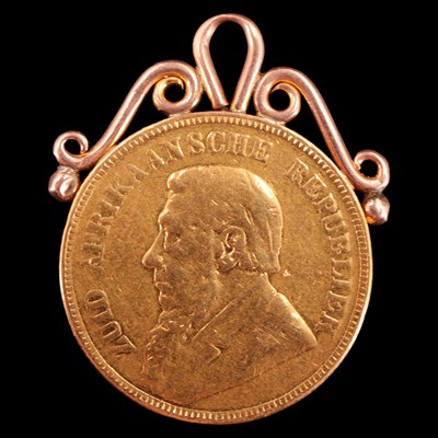 Lot 956 - A South African 1 pond gold coin, having an...