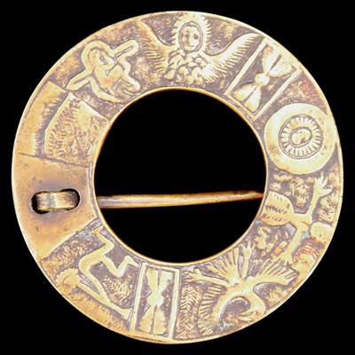 Lot 943 - A cast brass plaid brooch, its obverse bearing...