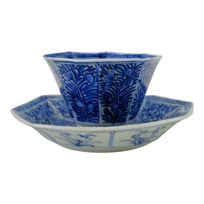 Lot 730 - A Chinese Kangxi period blue and white...